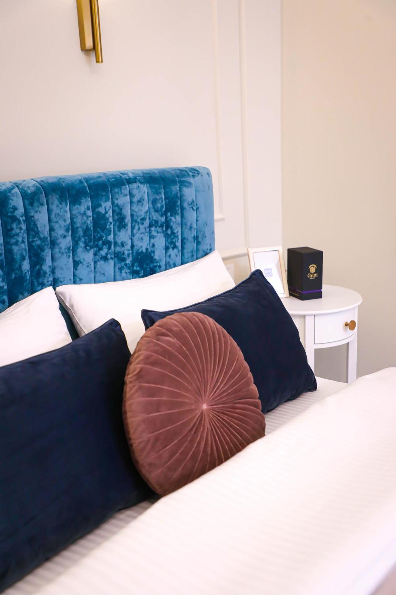 Modern Apartment, 3Mins To Opera Lviv Bagian luar foto